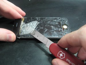 Как отремонтировать разбитое стекло экрана телефона?