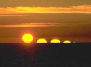 Как объяснить эффект зелёного луча при восходе или заходе солнца на море?