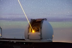 Для чего в астрофизических обсерваториях работают нацеленные в небо лазеры?