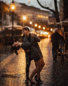 Прогулка под проливным дождем-это мерзко, романтично или весело, почему?