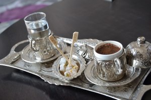 Что подать к кофе по-турецки, чтобы не испортить его вкус?
