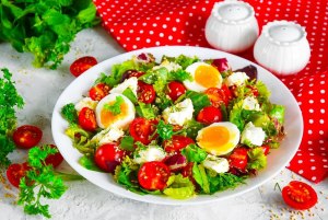 Какой салат можео приготовить с помидорами и яйцом?