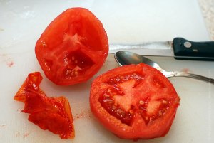 Как резать помидоры, чтобы серединка с семенами не отделялась от кожуры?