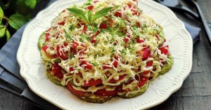 Слоеный салат из кабачков, помидоров и сыра - какие есть рецепты?