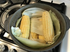 Каким способом складывать кукурузу в кастрюлю, чтобы больше получилось?