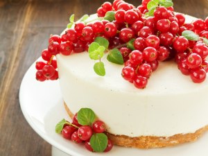 Как украсить торт смородиной, как подготовить смородину на украшения?