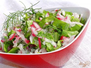 Как приготовить салат из листьев камнеломки и редиса?