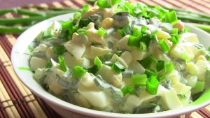 Как приготовить салат с огурцами и мокрицей?