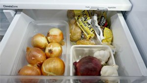 Как лучше хранить чеснок: в холодильнике или при комнатной температуре?
