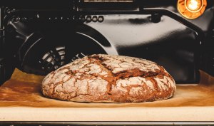 Для чего нужен пекарский камень, и как его использовать для духовки?