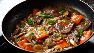 Как приготовить барбекю из говядины с рисом и луком?