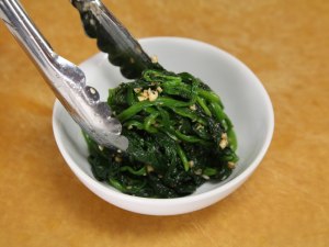 Как приготовить салат из шпината с кунжутом?