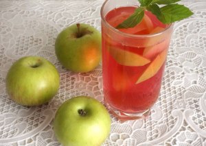 Как приготовить компот из яблок с пряностями?