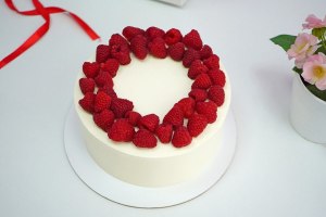 Как красиво украсить торт малиной?