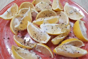 Как приготовить закуску из лимонов и миндаля?