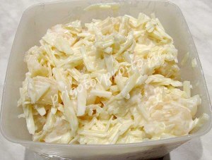 Что можно добавить в салат из сыра, чеснока и майонеза?