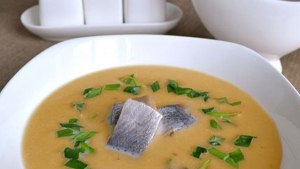 Как приготовить картофельный суп с сельдью и зеленью?