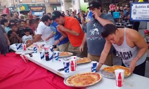 Кто держит мировой рекорд по поеданию пиццы?