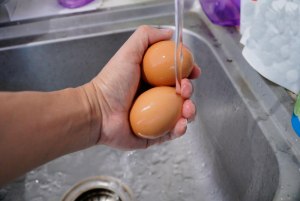Почему важно мыть яйца перед приготовлением пищи?