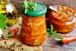 Как приготовить закуску из слив и кабачков?