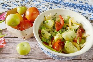 Как приготовить салат из огурцов с физалисом?