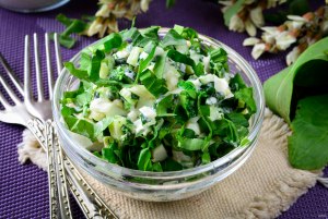 Какой салат можно приготовить со сметаной и зелёным луком?