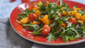Как приготовить салат из тыквы с помидорами?