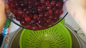 Как варить вишнёвое варенье с косточкой, чтобы ягоды не сморщились?