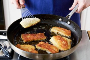 Можно ли два разных сорта рыбы жарить на одной сковороде сразу, вместе?
