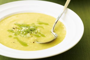 Как приготовить суп-пюре из фасоли с сельдереем?