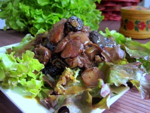 Как приготовить салат из куриной печени с черносливом и орехами?