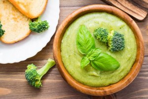 Как приготовить суп-пюре из брокколи и базилика?