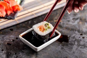 Почему суши нужно погружать в соус с той стороны, где находится рыба?