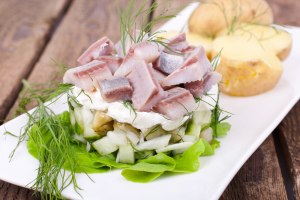Какие ингредиенты положить в салат с сельдью?