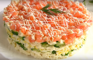 Какие ингредиенты положить в слоеный салат из красной рыбы?