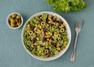 Как приготовить зелёный салат с оливками?