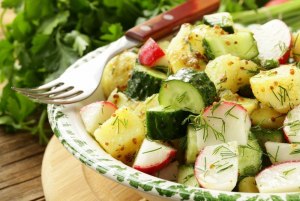 Какой салат сделать с молодой картошкой, чем заправить?