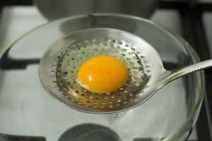 Как приготовить яйцо пашот на сковороде?