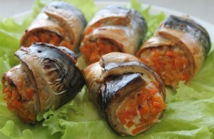 Как приготовить рулетики из рыбы с морковью?