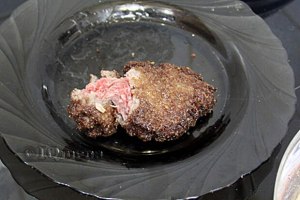 Почему после жарки котлет мясо внутри розовое?