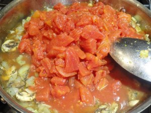 Как приготовить перец с солеными груздями в томате?