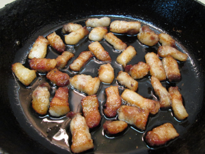 На чем правильно жарить картошку? На масле или на сале?