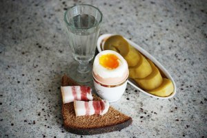 Два яйца всмятку с маслом заменяют ли бутерброд с салом или нет?
