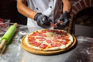 Где в Италии стали делать пиццу со сверчками?
