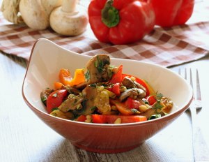 Как приготовить салат из грибов и болгарского перца?