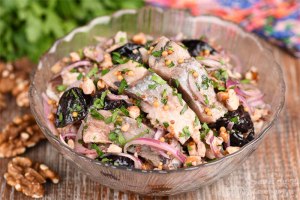 Как приготовить салат из сельди и грецких орехов?