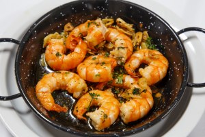 Почему многие варят креветки, ведь жареные в разы вкуснее?