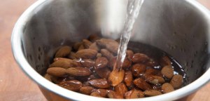 Нужно ли грецкие орехи заливать кипятком?