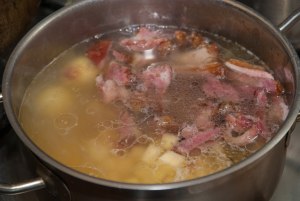 Как разрезать свиные ребрышки для супа, бульона, если не входят в кастрюлю?