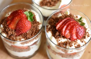 Как приготовить десерт с бисквитной крошкой, йогуртом и клубникой?
